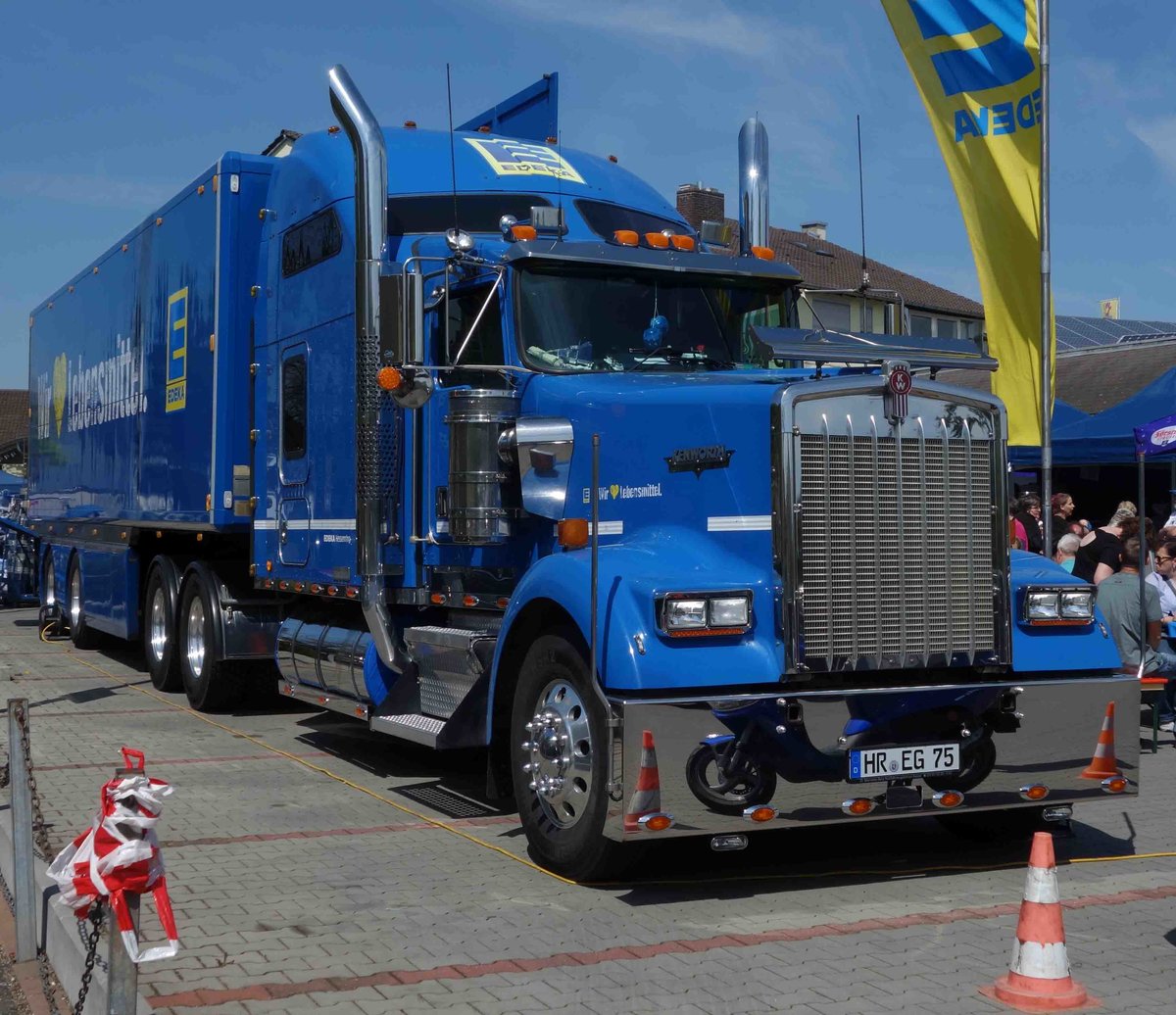 der Kenworth-Truck des Lebensmittelhändlers EDEKA steht zur Geschäftserweiterung in Künzell, Mai 2016