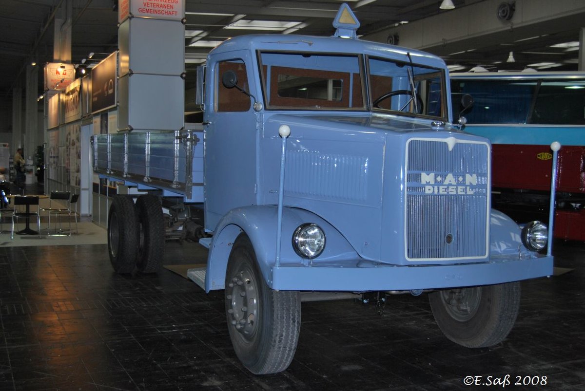 Der MAN Typ MK wurde bis 1950 gebaut und verfügte bereits über 120 PS. Hannover im Oktober 2008.