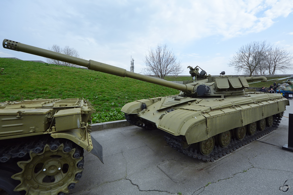 Der mittlere Kampfpanzer T-64 im Nationalen Museum der Geschichte der Ukraine im 2. Weltkrieg. (Kiev, April 2016)