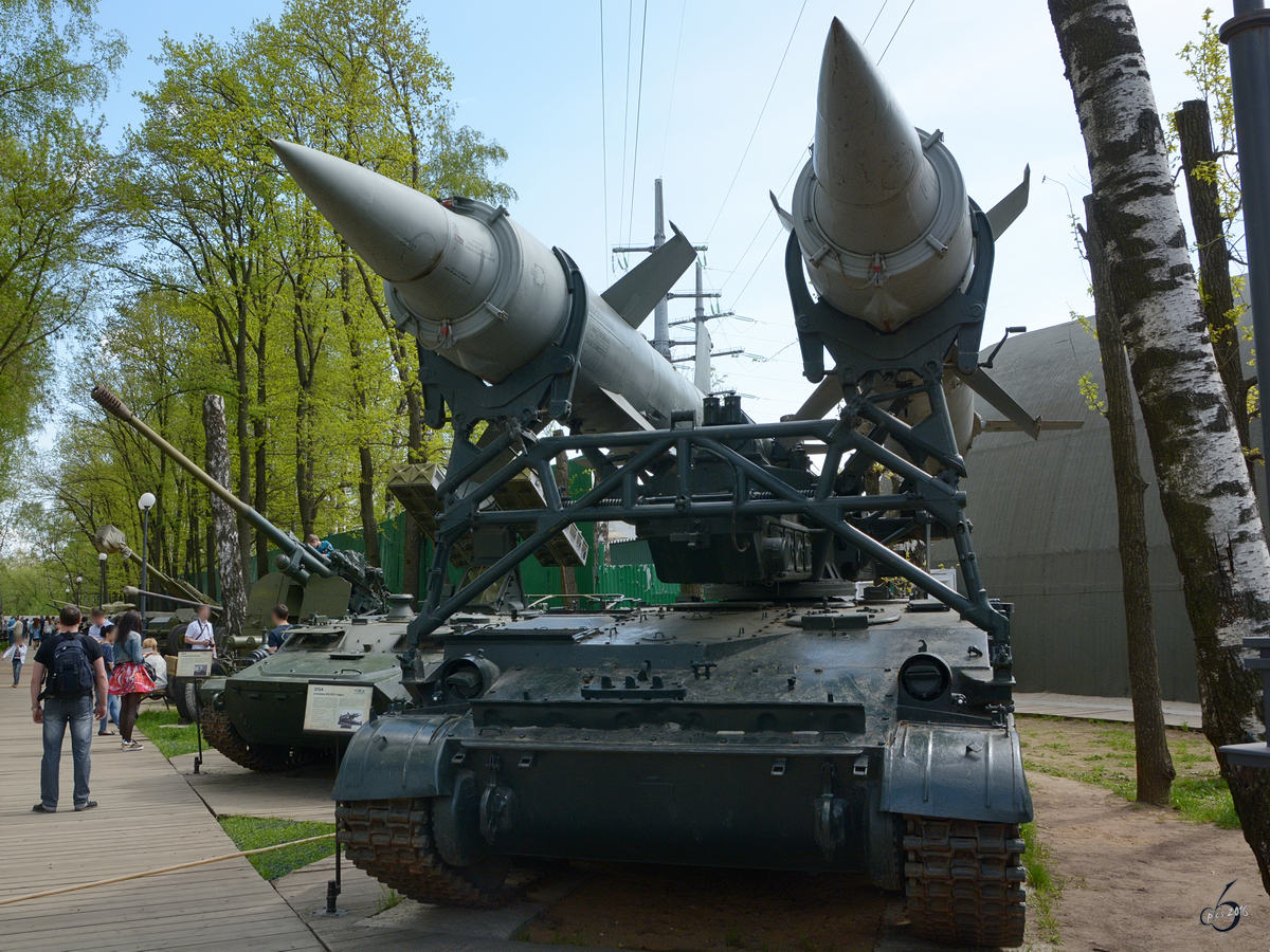 Der mobile Flugabwehrraketen-Komplex 2K11 Krug (SA-4 Ganef) mit 2 Raketen 3M8 auf der mobilen Startrampe 2P24 im Technikmuseum Vadim Zadorozhny (Moskau, Mai 2016)
