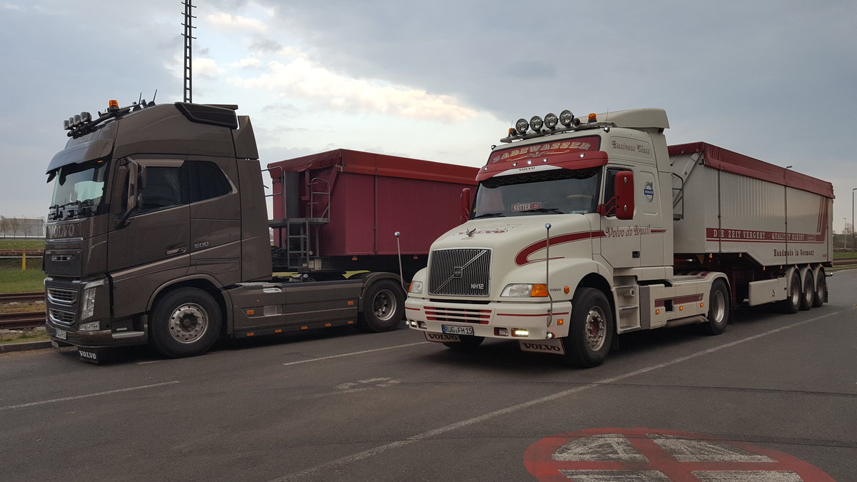 Der NH12 der Firma Sadewasser ist auch in Rostock mit Getreide angekommen. Der Volvo-Hauber hat an diesem Tag 1368073 Kilometer auf seinem Tachometer zu stehen. Aufgenommen am 06.04.2016