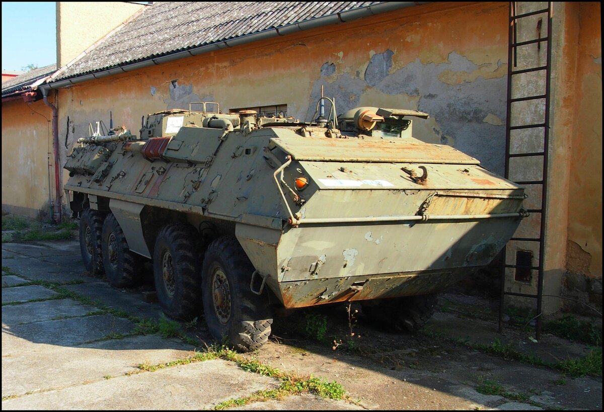 Der OT-64 SKOT (tschechisches Akronym für: Střední Kolový Obrněný Transportér, auf dt.: mittlerer gepanzerter Radtransporter) ist ein amphibischer allradgetriebener Truppentransportpanzer (8×8), der gemeinsam von Polen und der Tschechoslowakei (ČSSR) in den 1960er-Jahren entwickelt und hergestellt wurde. Army Muzeum Zdice am 11. 9. 2021