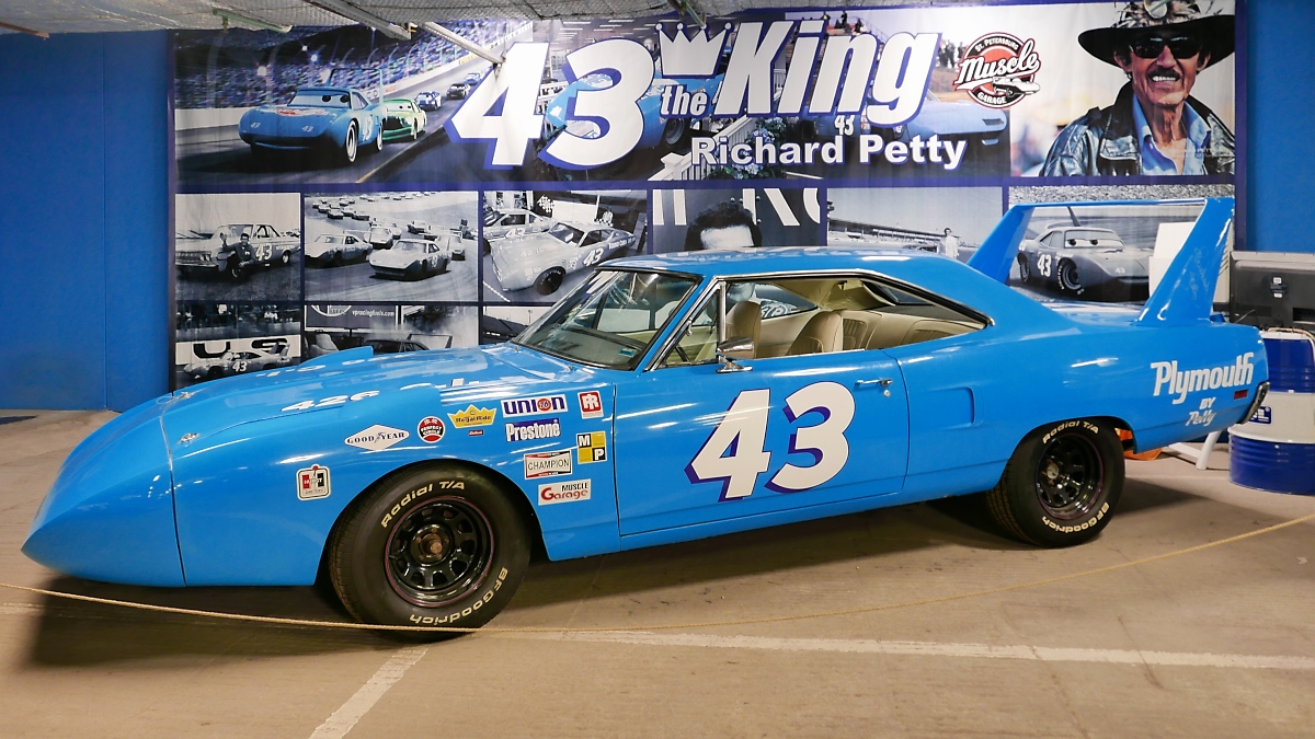 Der Plymouth Superbird der NASCAR-Legende Richard  The King  Petty von 1970 in der Retro Car Show im Einkaufszentrum  Piterlend  in St. Petersburg, 17.2.18