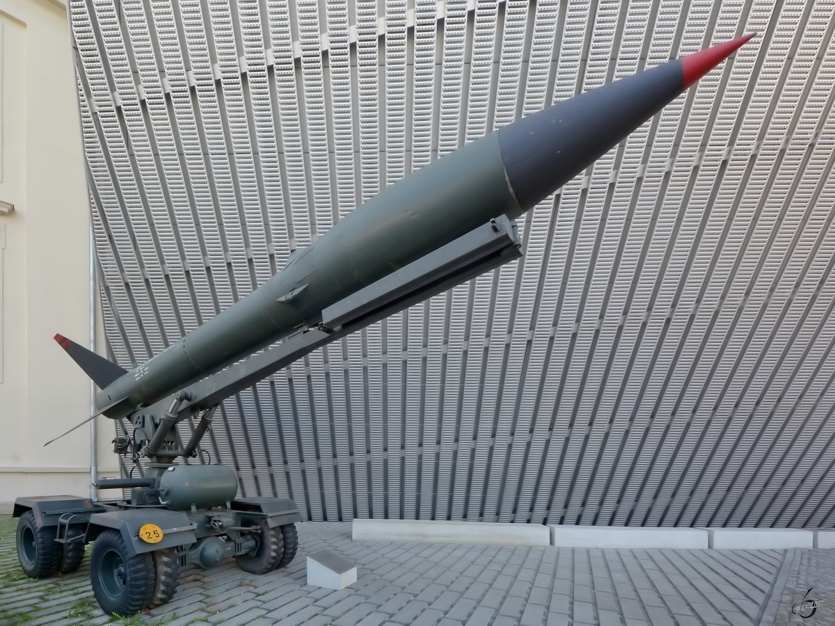 Der Raketenwerfer M139F  Honest John  im Militärhistorischen Museum der Bundeswehr. (Dresden, April 2017)