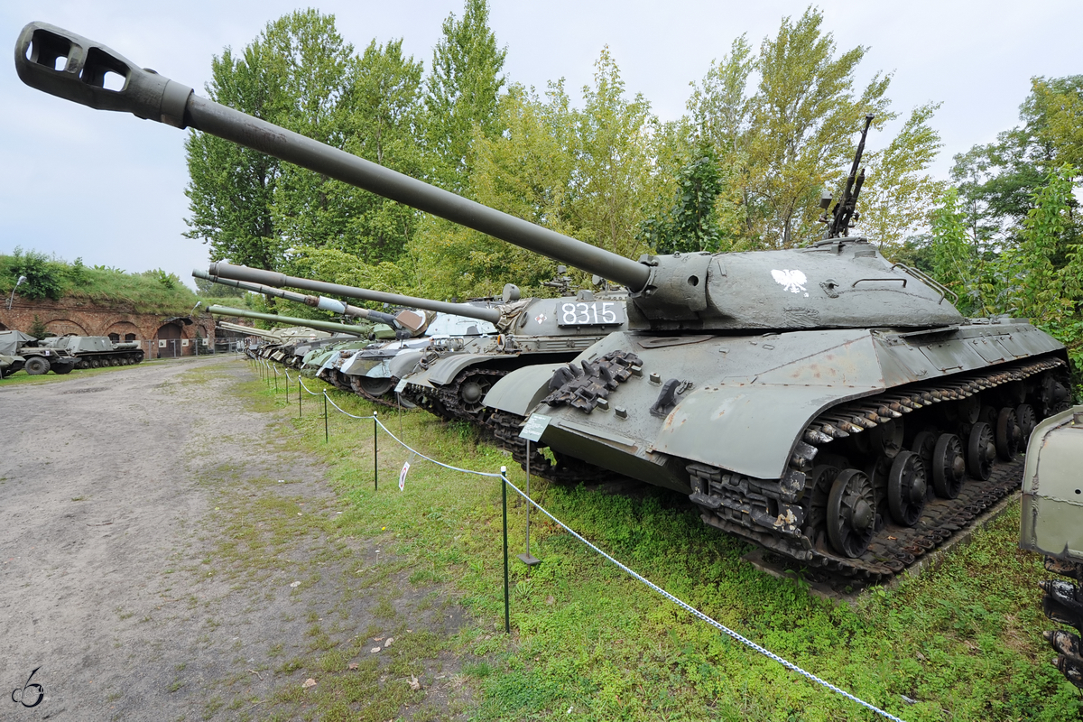 Der schwere Kampfpanzer IS-3 in der Zweigstelle Fort IX  Sadyba  des Armeemuseums Warschau