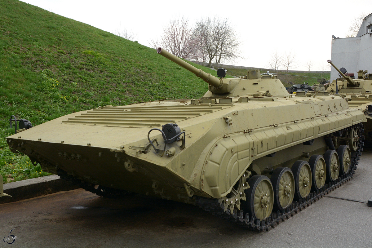 Der schwimmfähige Schützenpanzer BMP-1 im Nationalen Museum der Geschichte der Ukraine im 2. Weltkrieg. (Kiev, April 2016)