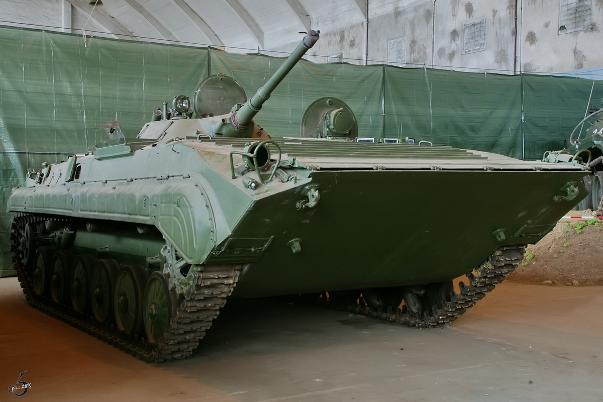 Der schwimmfähige Schützenpanzer BMP-1 im Technik Museum Pütnitz. (August 2006)