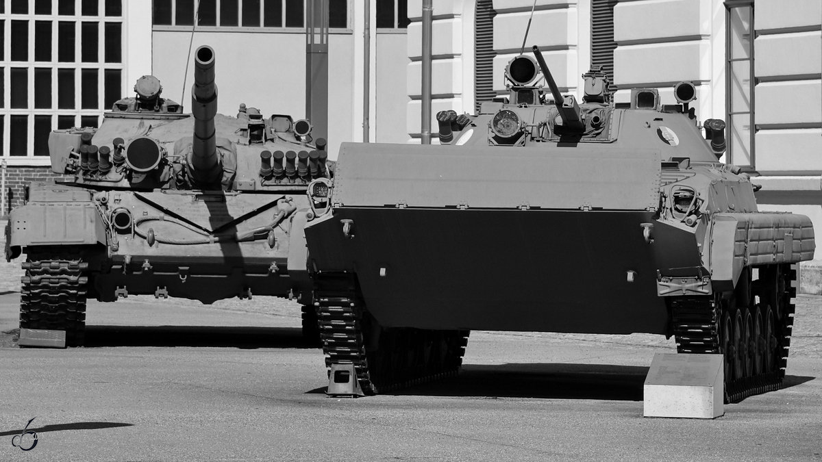 Der schwimmfähige Schützenpanzer BMP-2 und der Kampfpanzer T-72 der NVA im Militärhistorischen Museum der Bundeswehr. (Dresden, April 2018)