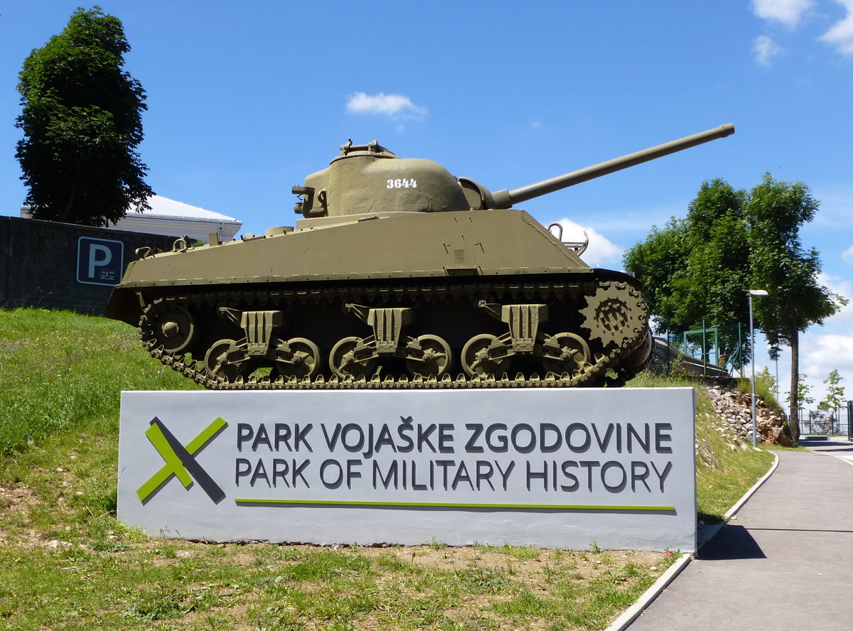 der Sherman-Tank steht am Eingang zum Park der Militrgeschichte in Pivka, Juni 2016