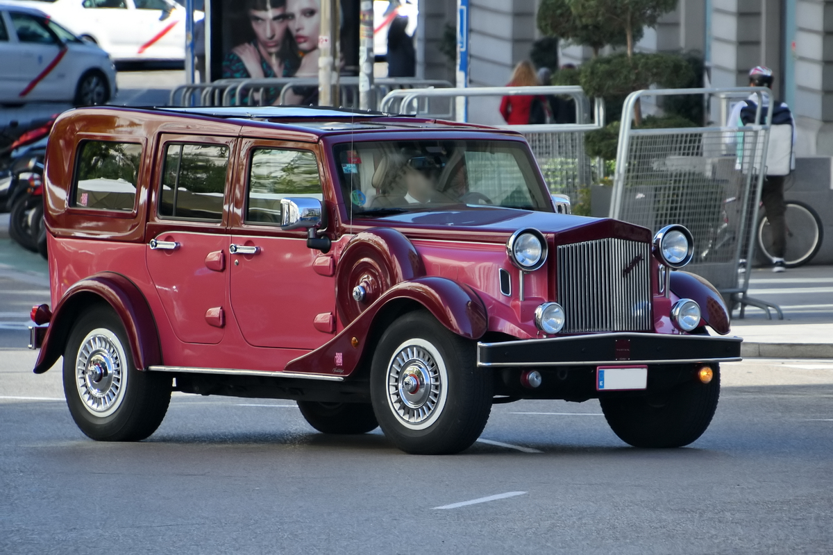 Der spanische Automobilhersteller Hurtan Desarrollos wurde 1991 gegründet und fertigt Fahrzeuge, die optisch an Autos längst vergangener Tage erinnern soll. Ein Beispiel dafür ist der auf dem Jeep Wrangler basierende Vintage. (Madrid, November 2022)