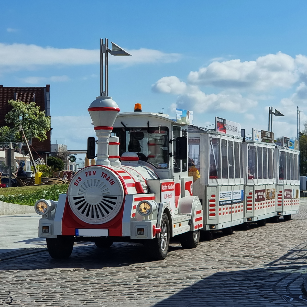 Der  STS Fun Train  wartete Ende April 2023 in Travemünde auf die Abfahrt.