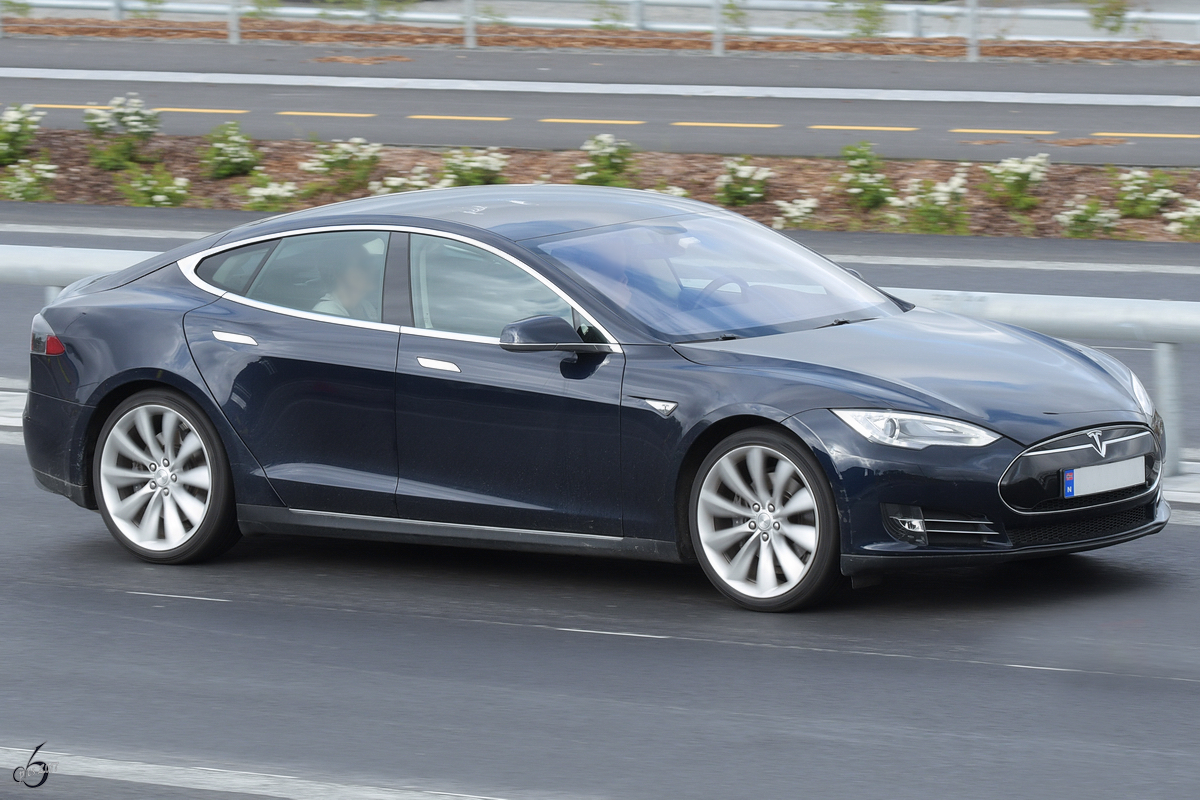 Der Tesla Model S im Juni 2017 unterwegs in Sola.