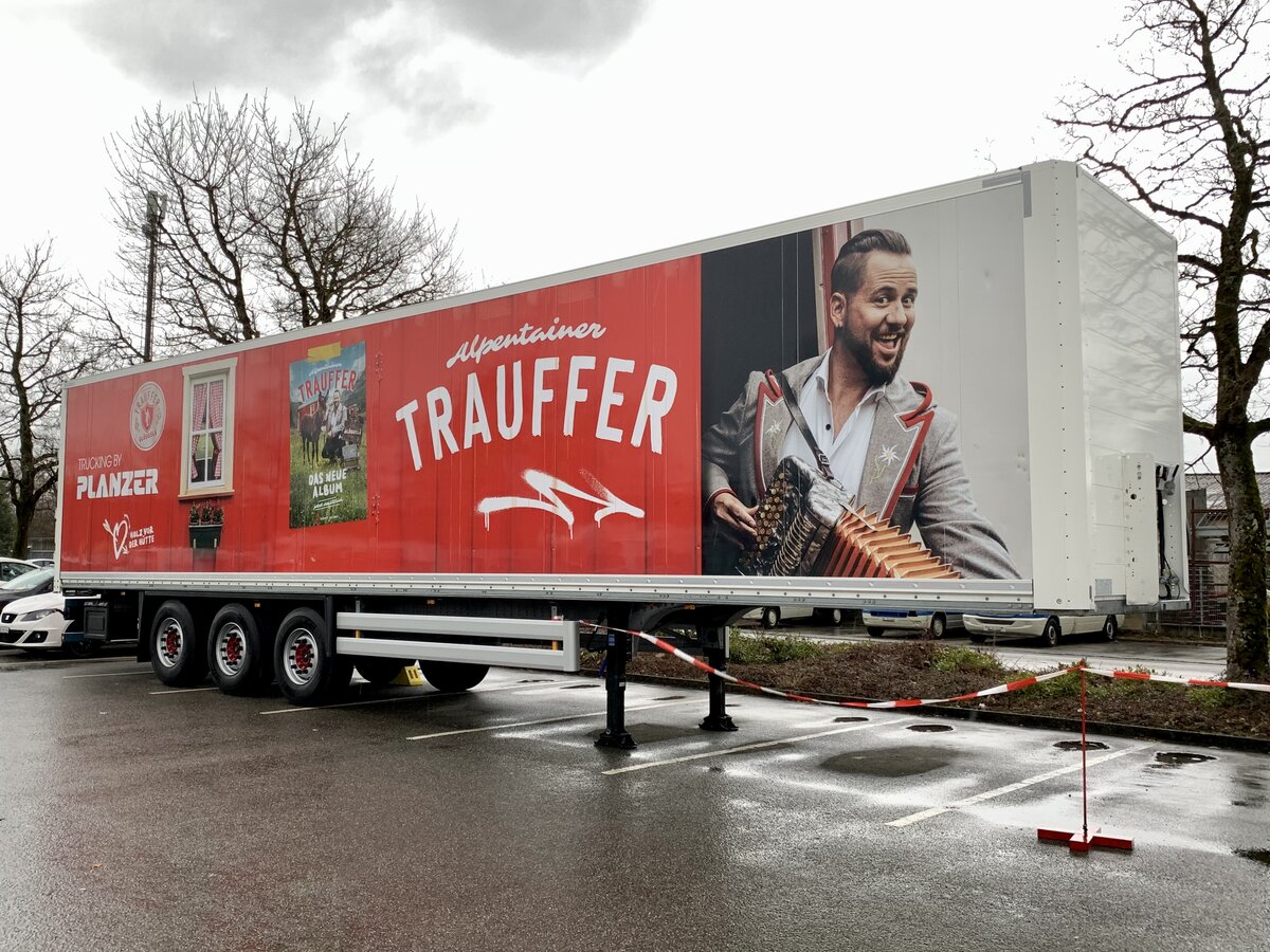 Der Trailer von Planzer der neuen Trauffer Tour  Glöggelä  am 10.3.23 vor der Westhalle in Langenthal