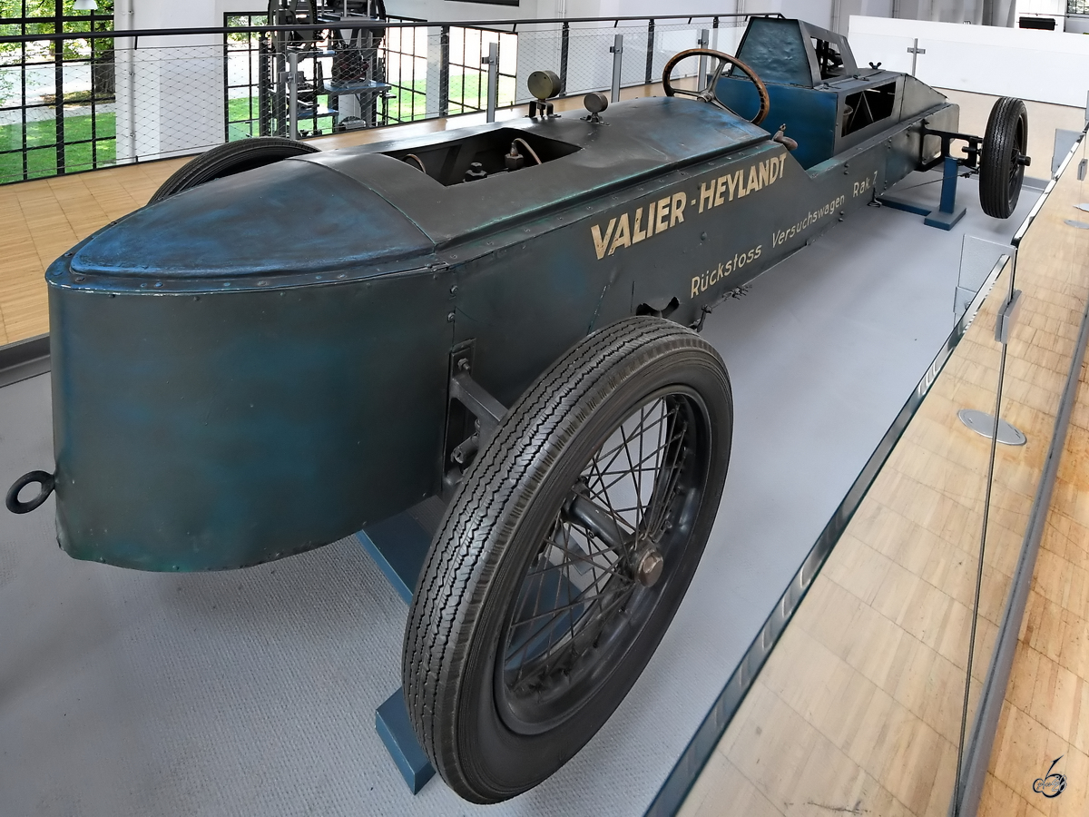 Der Valier-Heylandt Rückstoßversuchswagen Rak7 aus dem Jahr 1930 hatte einen der ersten Flüssigkeits-Raketenmotore und wurde mit Alkohol und flüssigem Sauerstoff betrieben. (Verkehrszentrum des Deutschen Museums München, August 2020)