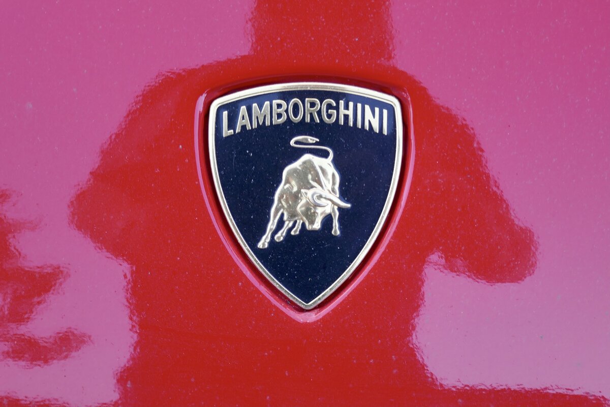 Detailblick aufs Lamborghini Logo eines Huracan am 1.12.21 beim Ain Dubai.