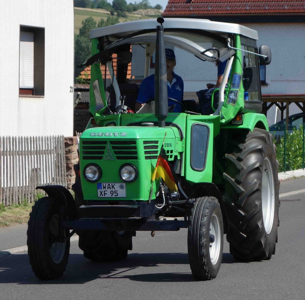 Deutz 5206, unterwegs in Pferdsdorf anl. der 2015er Oldtimerveranstaltung im August