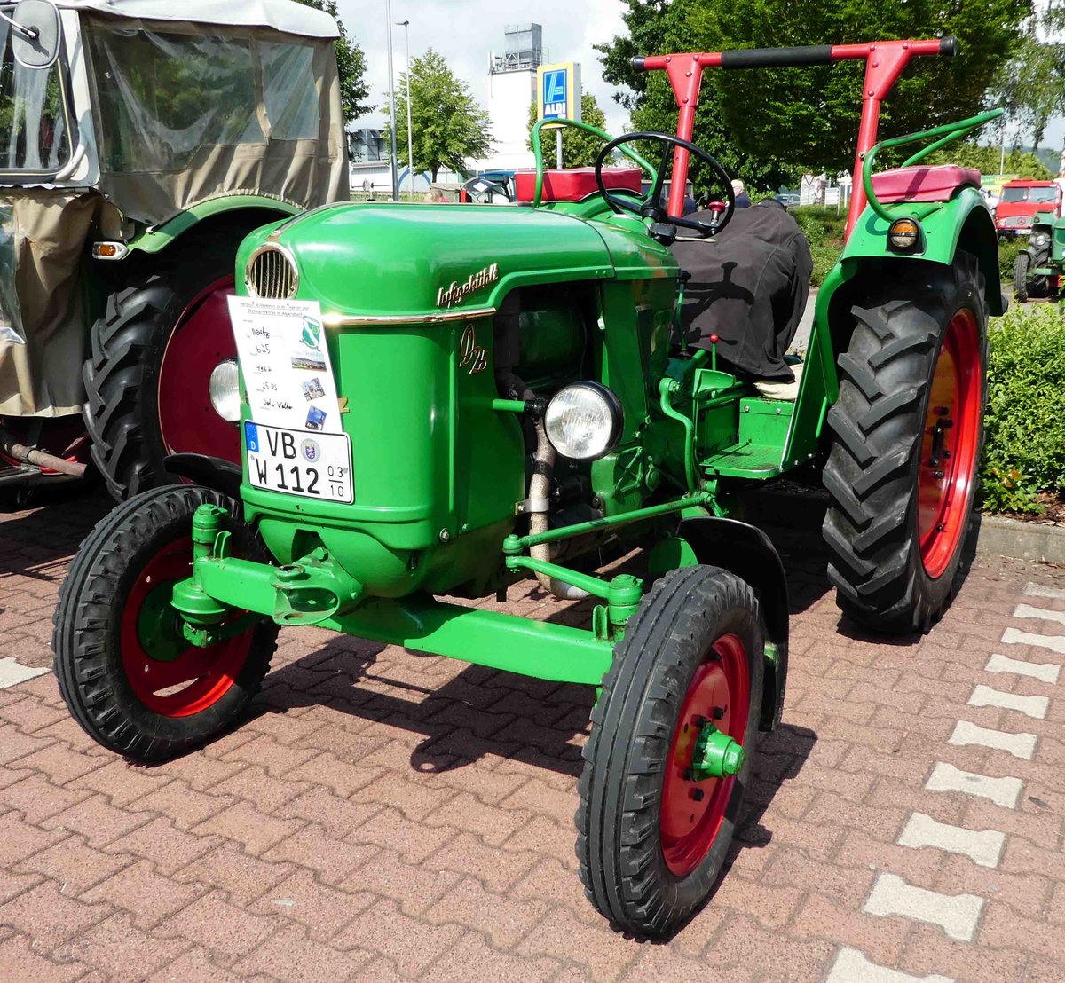 =Deutz D 25, ausgestellt bei der Traktorenausstellung  Ahle Bulldogge us Angeschbach oh Lannehuse  in Angersbach im Juni 2018