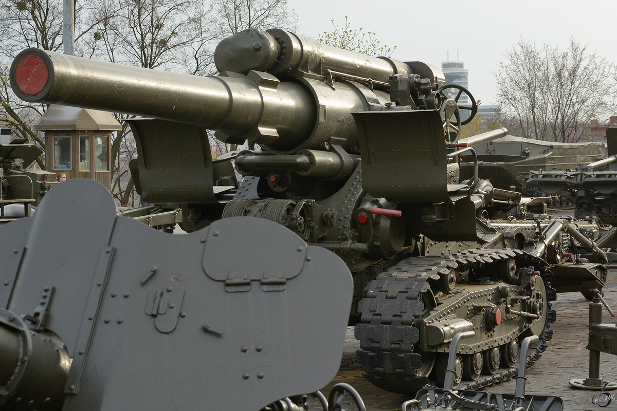 Die 203-mm-Haubitze M1931 (B-4) im Nationalen Museum der Geschichte der Ukraine im 2. Weltkrieg. (Kiev, April 2016)