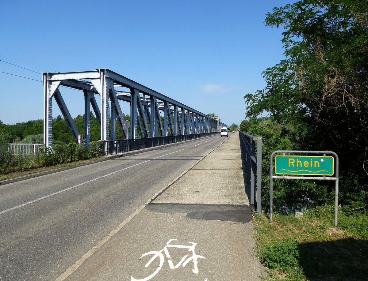 die Eisenbahn, die Straße B378 und der Radweg überqueren auf dieser Brücke den Altrhein bei Neuenburg, Juni 2017
