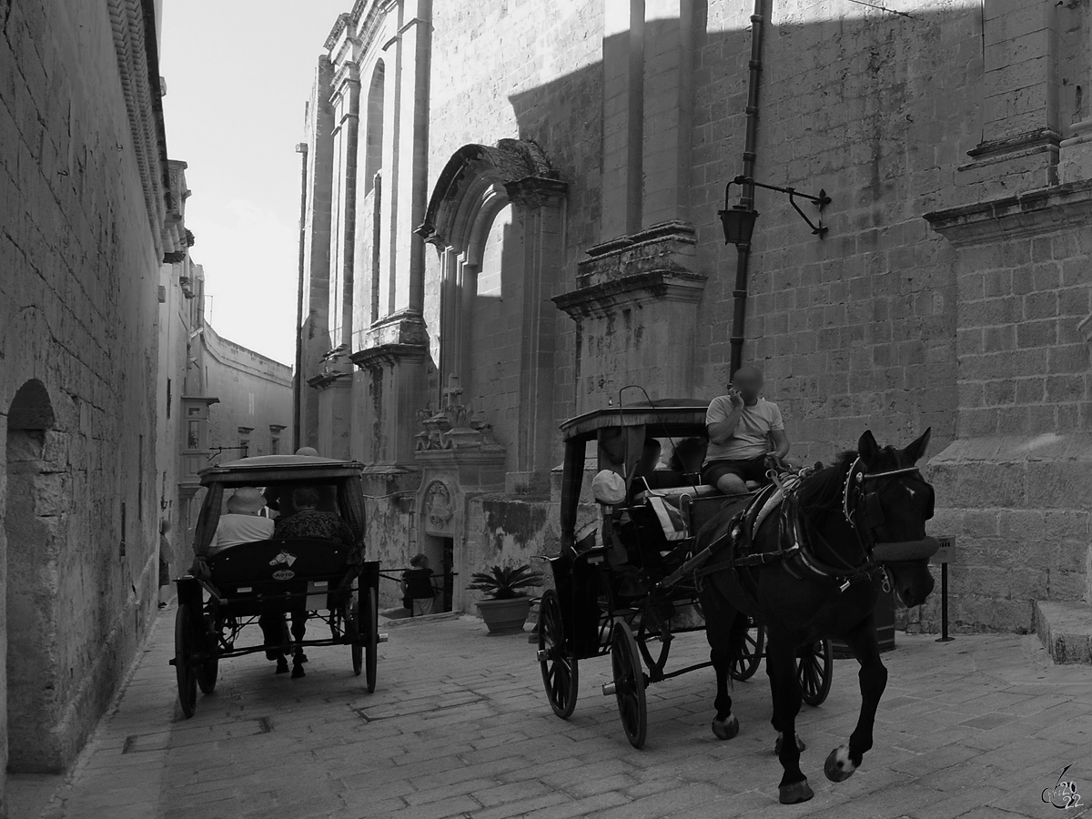 Die engen Gassen von Mdina kann man auch mit der Kutsche erkunden. (Malta, Oktober 2017)
