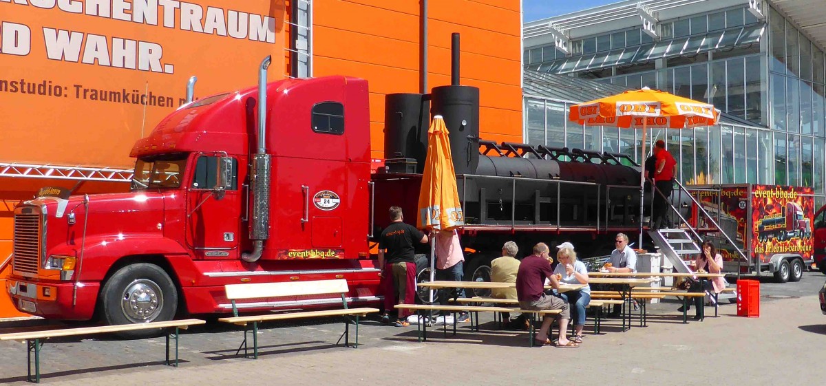 die rollende Grillstation von  event-bbq.de  auf dem Obi-Parkplatz in Idstein, Juni 2014