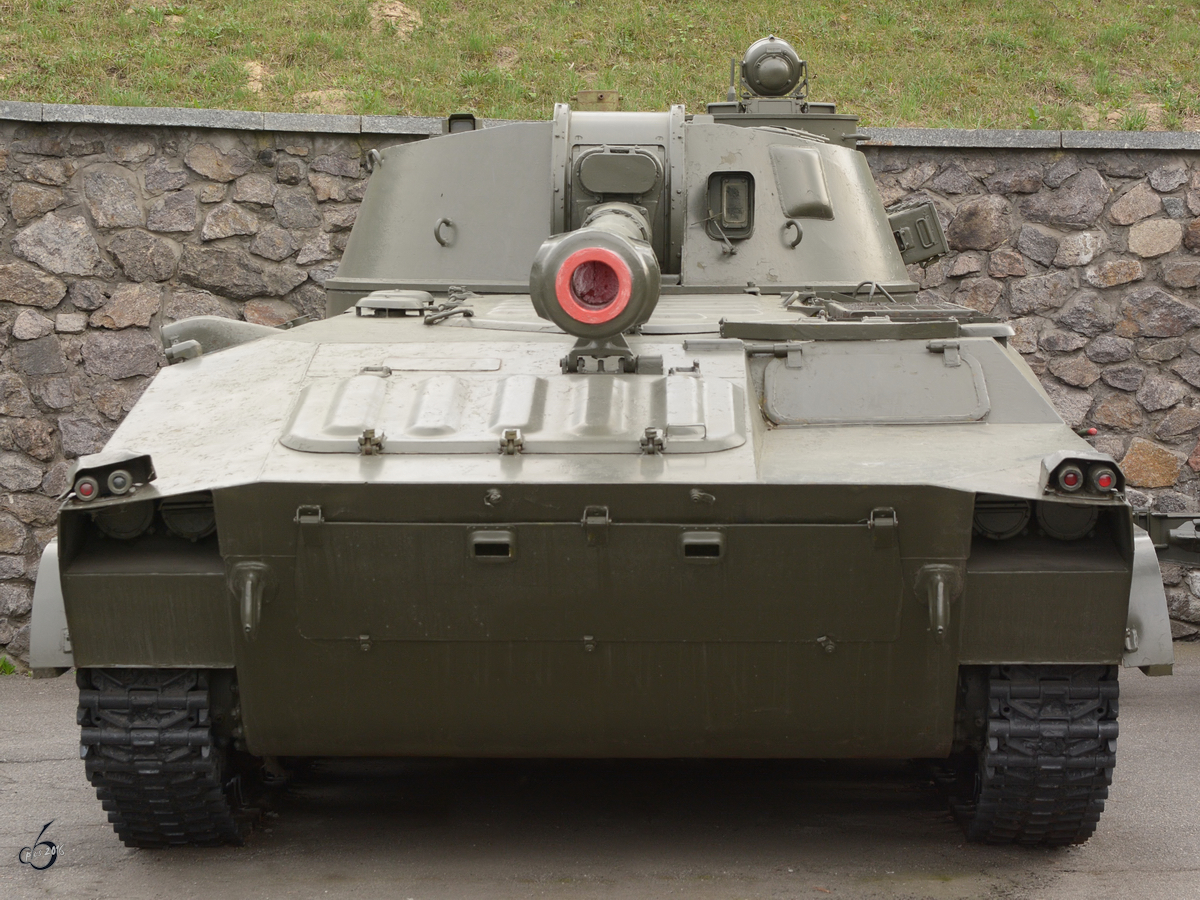 Die Selbstfahrlafette 2S1 mit der 122-mm-Haubitze 2A18 im Nationalen Museum der Geschichte der Ukraine im 2. Weltkrieg. (Kiev, April 2016)