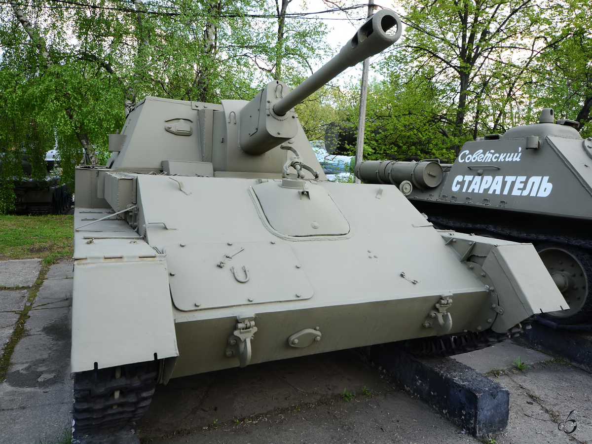 Die sowjetische Selbstfahrlafette SU-76M im Zentralmuseum der russischen Streitkräfte (Moskau, Mai 2016)