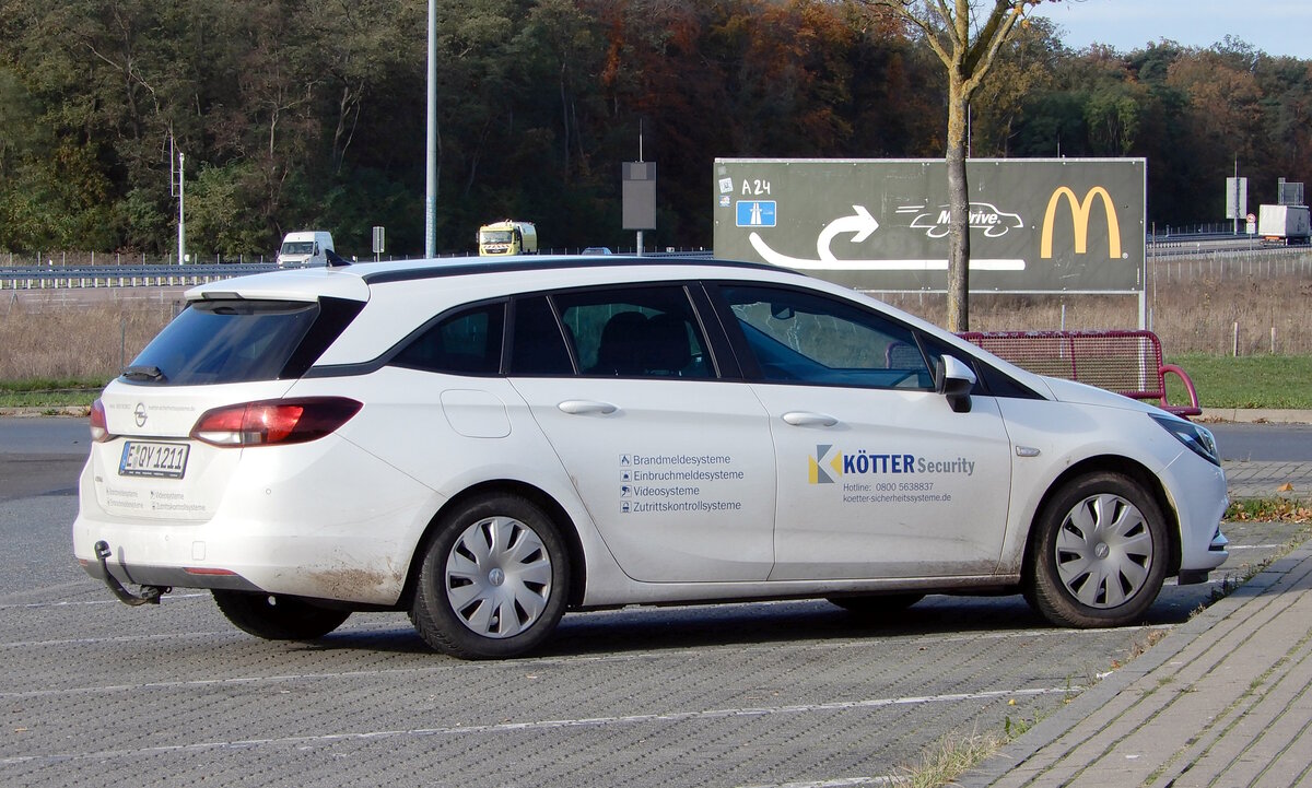 Dienstfahrzeug der Firma Kötter, ein Opel Astra Caravan, am 07.11.23 auf der BAB 24. 