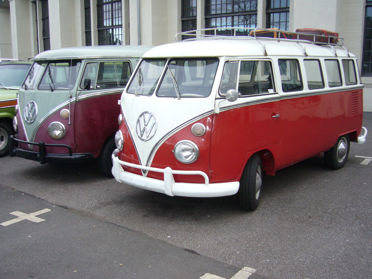 Diese beiden VW T1 Busse von Volkswagen do Brasil warten an der Düsseldorfer Classic Remise wohl auf ihre Restaurierung bzw. ihren Verkauf. Düsseldorf am 26.02.2017.
