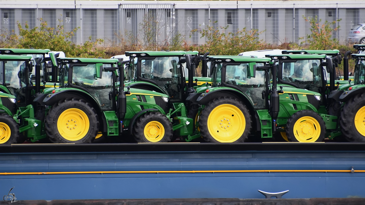 Diese fabrikneuen John Deere Traktoren Typ 6R 110 wurden per Schiff transportiert. (Duisburg, August 2022) 