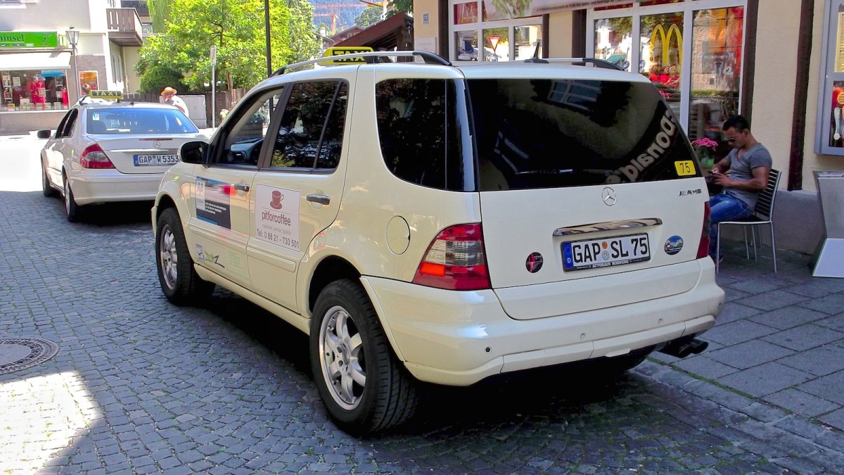 Diesen Mercedes-Benz ML ( W163 ) habe ich am 27. Juli 2013 an einem Taxistand in Garmisch-Partenkirchen aufgenommen. Die Taxe hat die Konzessionsnummer 75.