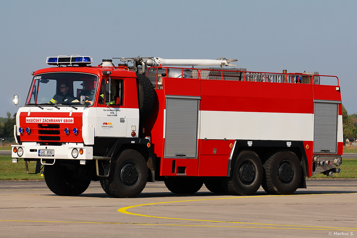 Diesen Tatra T815 der Flughafenfeurwehr Hradec Králové konnte ich beim Einsatz auf dem Flugplatz in Hradec Králové am 05.September 2014 fotografieren.