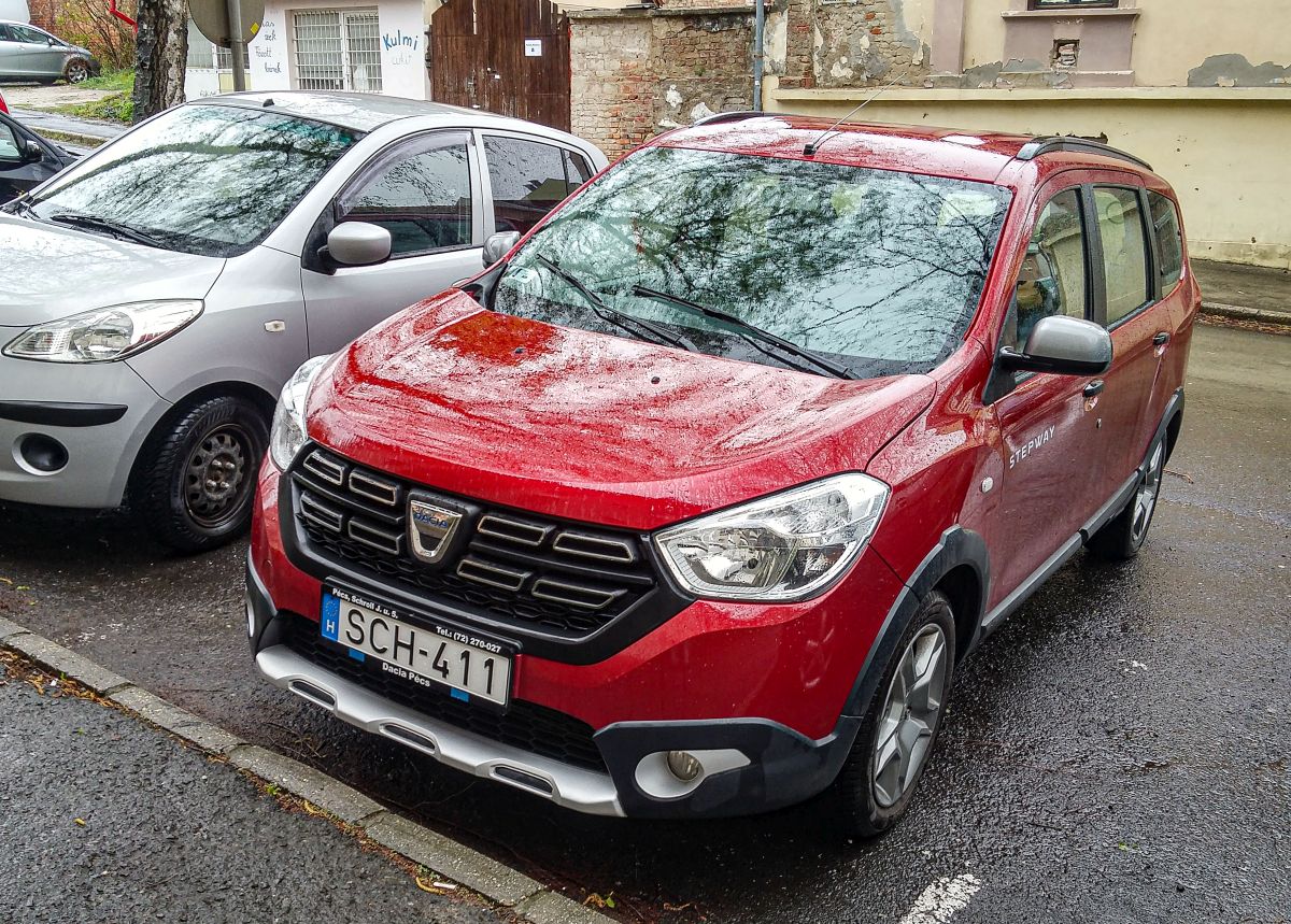 Diesen Trabant Dacia Lodgy Stepway (farbe: Fusion Red oder Rouge Fusion) ich in April 2021 fotografiert.