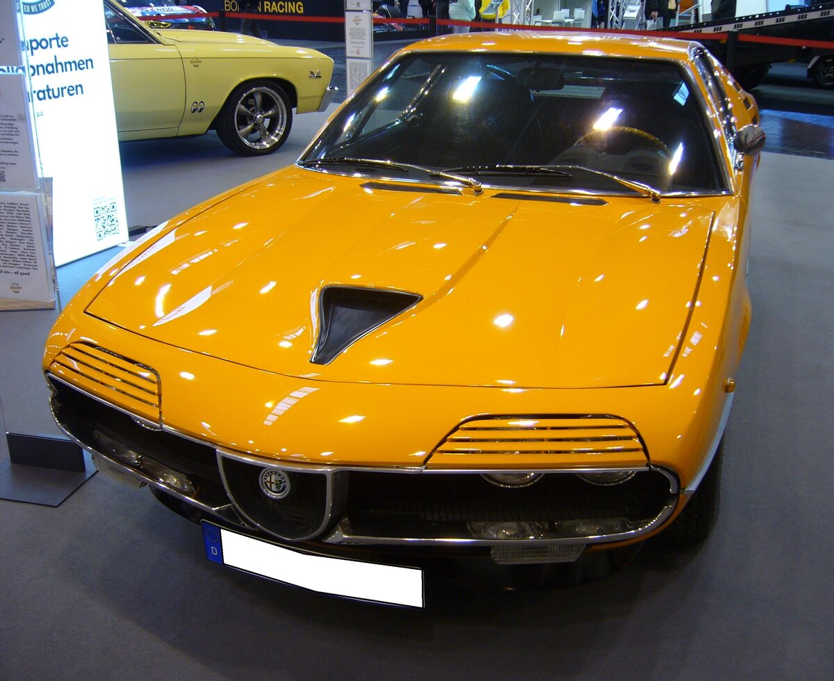 Dieser Alfa Romeo Montreal ist im Farbton arancio 601 lackiert. Produziert wurden in den Jahren von 1970 bis 1977 insgesamt 3.917 Autos dieses Typs. Der Wagen wurde als Designstudie auf der Weltausstellung (Expo) des Jahres 1967 im kanadischen Montreal vorgestellt. Da dieser hübsche Sportwagen großen Anklang fand, ging er ab 1970 in Serie. Den Namen seines Vorstellungsortes behielt er als Typenbezeichnung bei. Der V8-Motor hat einen Hubraum von 2.593 cm³ und leistet 200 PS. Das Fahrwerk wurde vom Typ 105 (Giulia) übernommen. Essen Motorshow am 06.12.2023.