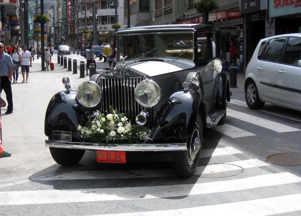 Dieser alte Rolls Royce wartete am 13.6.2015 in der Innenstadt von Andorra la Velle auf ein Brautpaar! - Um welches spezielle Modell es sich dabei handelt, möge man gerne ergänzend mitteilen. - Ich fahre so selten mit dieser Klasse!