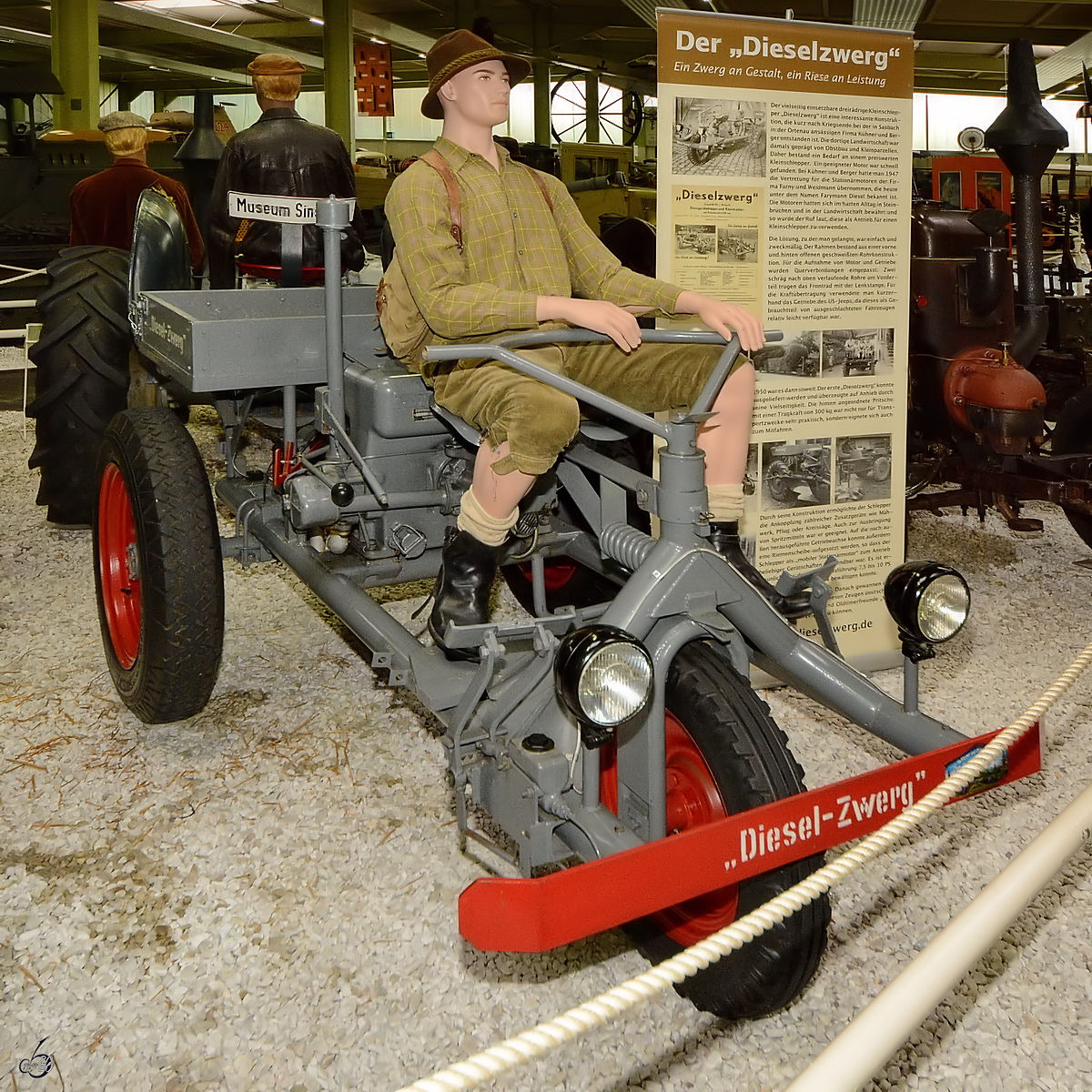 Dieser Dieselzwerg genannte Kleischlepper wurde ab 1950 von der Firma Kühne und Berger hergestellt und ist Teil der Ausstellung im Auto- und Technikmuseum Sinsheim. (Dezember 2014)