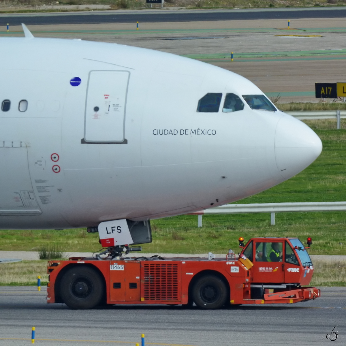 Dieser Flugzeugschlepper von FMC war Anfang Dezember 2016 am Flughafen Madrid-Barajas zu sehen.