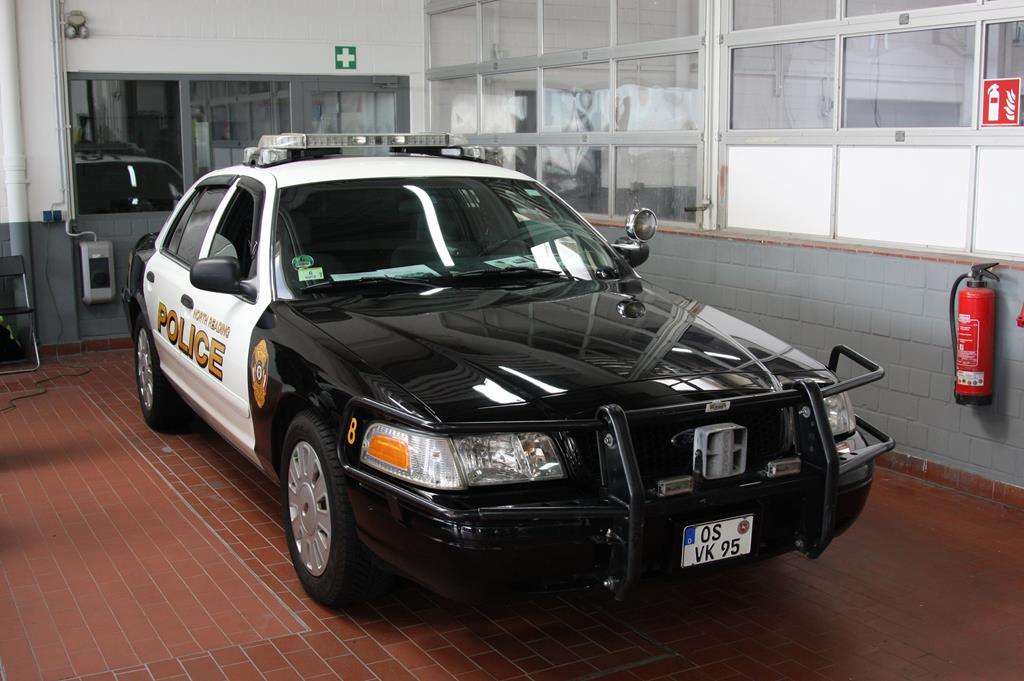 Dieser Ford Polizei Streifenwagen wurde erstmals am 6.3.2016 bei einer Ausstellung in Osnabrück im Autohaus Beresa präsentiert. Das Fahrzeug wurde erst nach Bekunden eines Ausstellungsmitglieds vor kurzem in dem präsentierten Zustand über den großen Teich geholt!