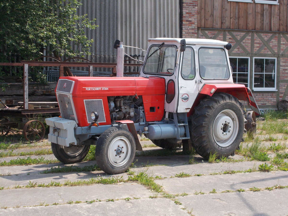 Dieser Fortschritt Traktor ZT 304,am 01.Juni 2018,stand im Technikpark Grimmen.