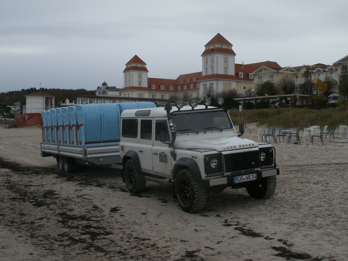 Dieser Land Rover sammelte,am 04.November 2013,die letzten Strandkrbe am Binzer Strand ein. 