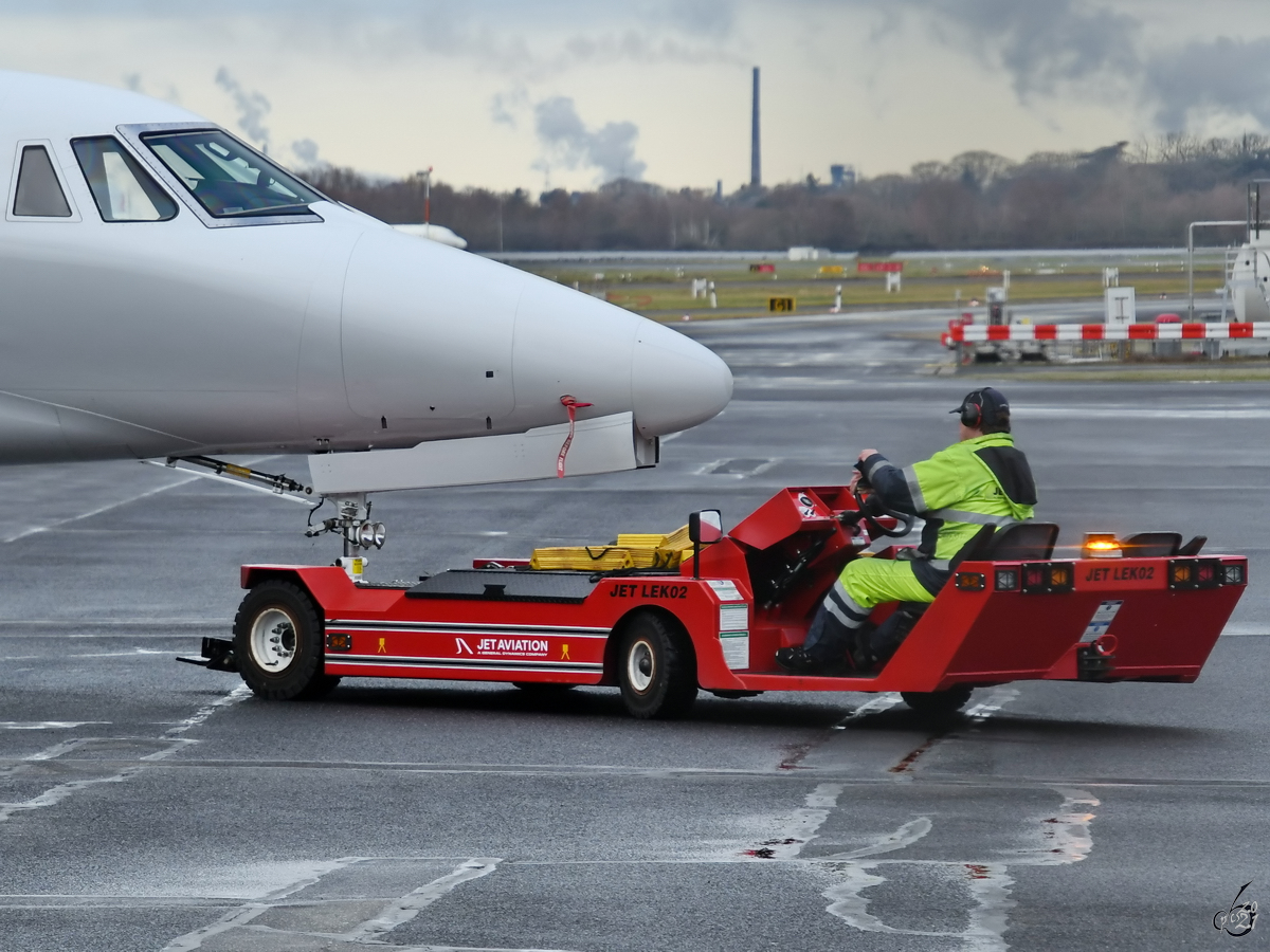 Dieser mir unbekannte Flugzeugschlepper war Ende Dezember 2021 am Flughafen Düsseldorf im Einsatz.