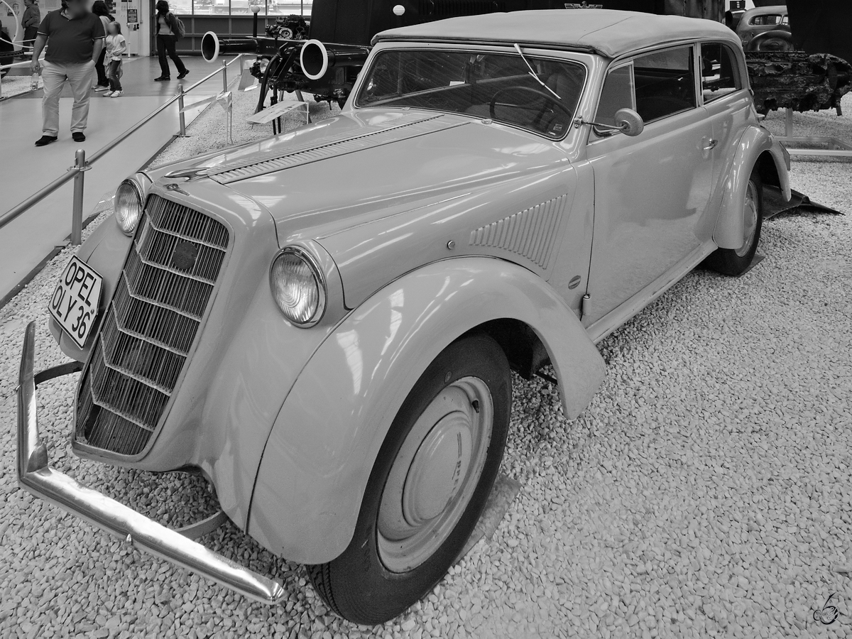 Dieser Opel Olympia wurde 1936 gebaut und ist das erste Automobil, welches mit einer aus Stahlblech gepressten und selbsttragenden Karosserie in Serie gebaut wurde. (Technik-Museum Speyer, Mai 2014)