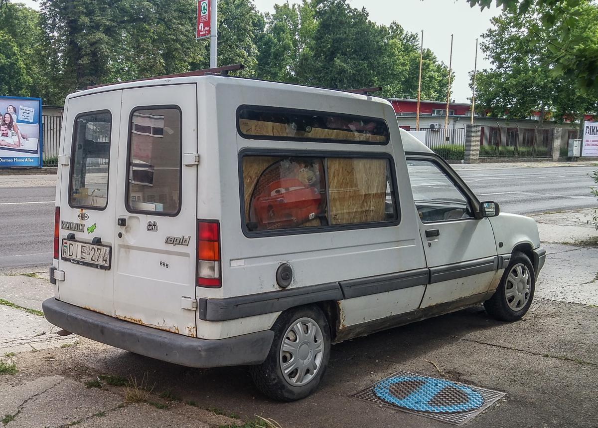 Dieser Renault Express ist ziemlich verrostet. Foto: Pecs (HU), Juli, 2019