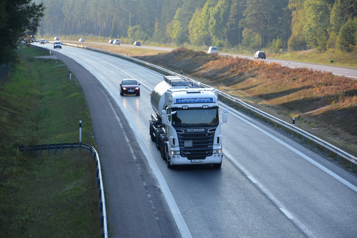 Dieser Scania R560 mit dem Kennzeichen 741 TJY (Estland) fährt am 19.09.2014 bei Jönåker auf der E4 Richtung Nyköping. 