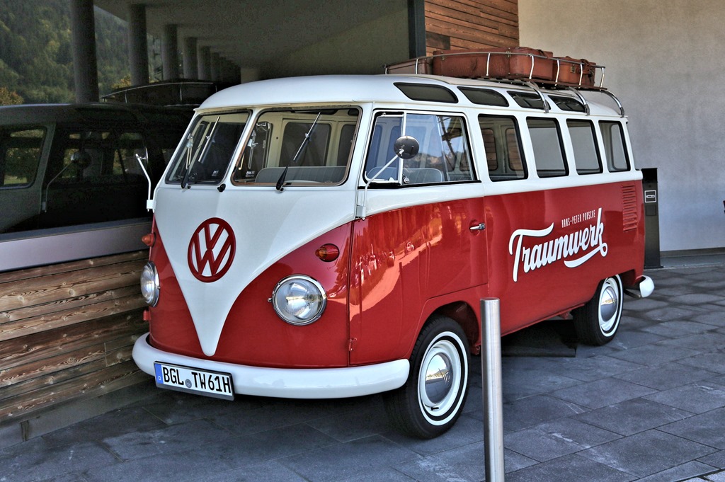 Dieser VW Bus T 1 gehört dem Traumwerk des Hans Peter Porsche in Ainring. Am 5.9.2023
wurde er im Außenbereich des Museums präsentiert.