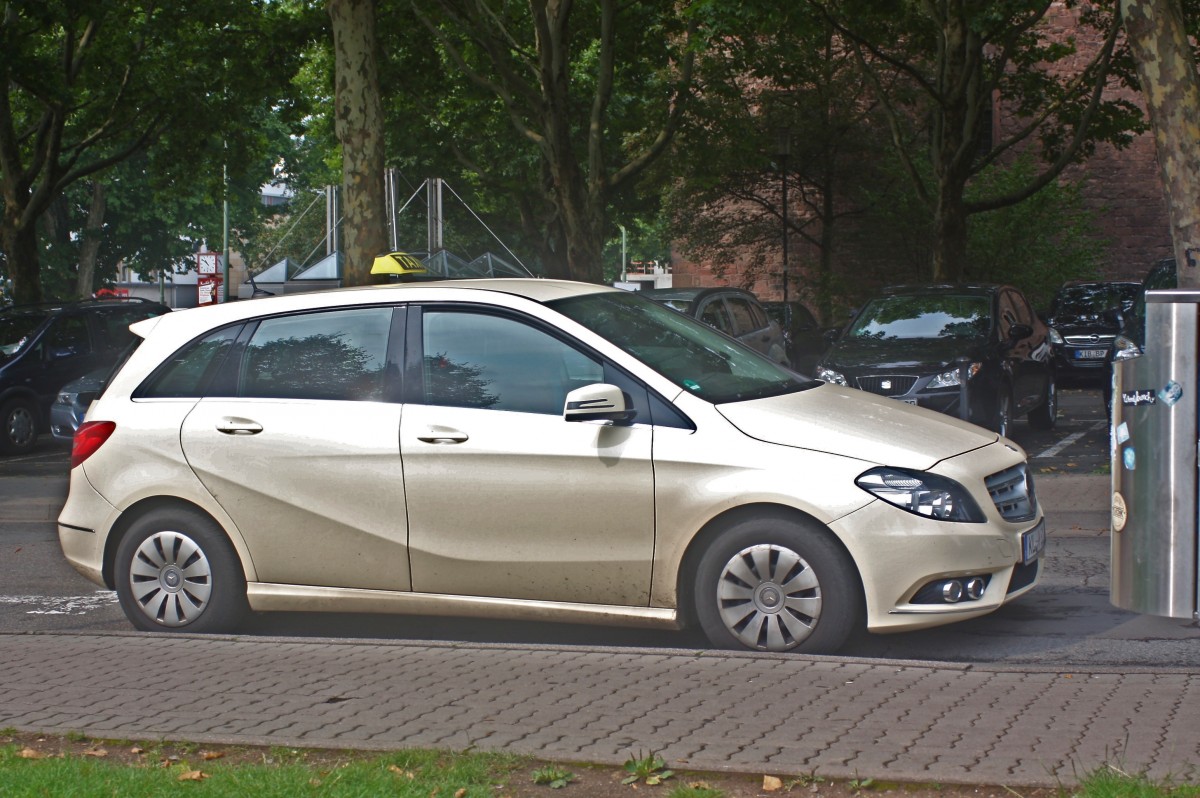 Dieses Mercedes-Benz B-Klasse ( W246 ) Taxi habe ich am 22.07.2014 am Taxistand Rathaus in Kaiserslautern aufgenommen. Die Taxe hat die Konzessionsnummer 62.