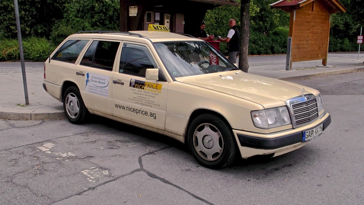 Dieses Mercedes-Benz W124 250TD Taxi habe ich am 27.07.2013 am Taxistand Hauptbahnhof in Garmisch-Partenkirchen aufgenommen. Es handelt sich um ein nachträglich zum Taxi umgerüstetes Fahrzeug ohne Original-Taxiausstattung.