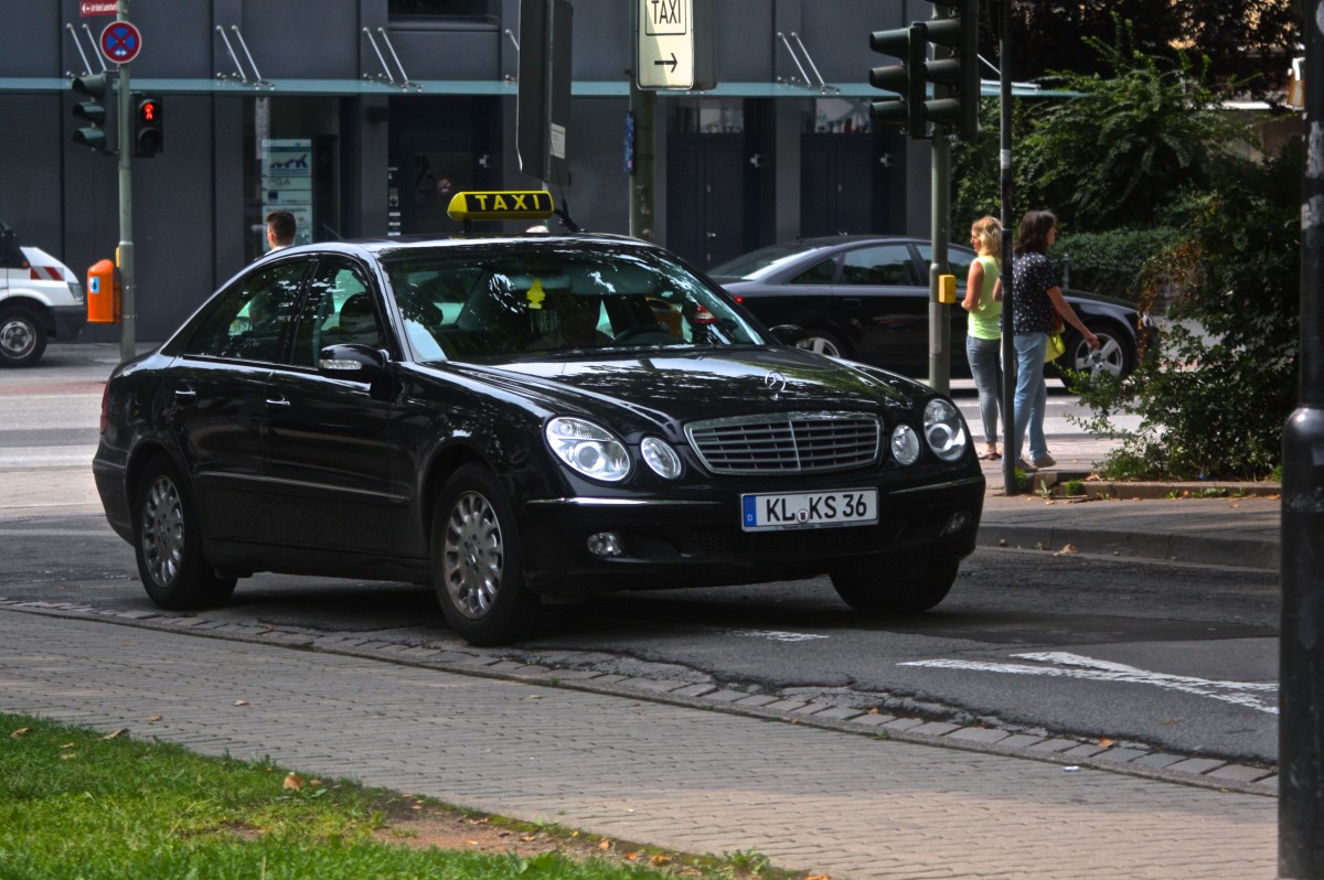 Dieses Mercedes-Benz W211 Taxi habe ich am 22.07.2014 am Taxistand Rathaus in Kaiserslautern aufgenommen. Die Taxe hat die Konzessionsnummer 36.