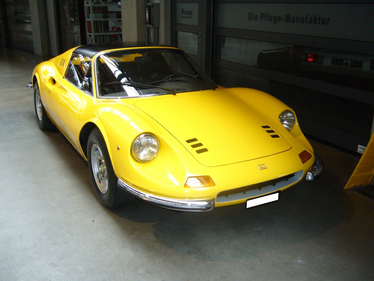 Dino 246 GTS. 1969 - 1974. Der 246 GT/GTS basierte auf dem bereits 1967 vorgestellten Dino 206. Da bei diesen Modellen lediglich V6-motoren verbaut wurden, wurden sie offiziell nie unter dem Ferrari-Label verkauft. Aus 2418 cm³ Hubraum wurden 194 PS an die Hinterachse gebracht. Classic Remise Düsseldorf am 27.04.2014.