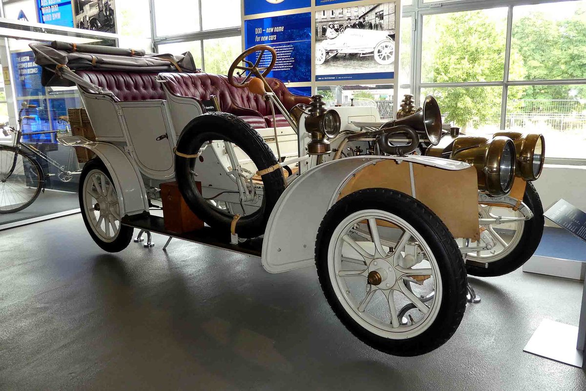 =Dixi R8, Bj. 1910, 1569 ccm, 14 PS. Von diesem Modell wurden zwischen 1908 - 1911 650 Fahrzeuge gefertigt. Dieser in Eisenach gezeigte Dixi ist das letzte weltweit noch existierende Modell und gehörte als Erstbesitzer dem Großherzog von Sachsen-Coburg und Gotha.